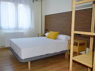 dormitorio-1-apartamentos-escarrilla-suites-3000escarrilla-pirineo-aragones.jpg