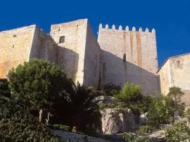 detalle subida al castillo peñiscola costa azahar  españa 