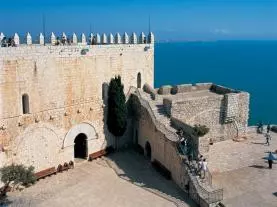 vistas muralla del castillo peñiscola costa azahar  españa 