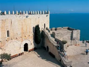 Vistas muralla del castillo Peñiscola Costa Azahar  España 